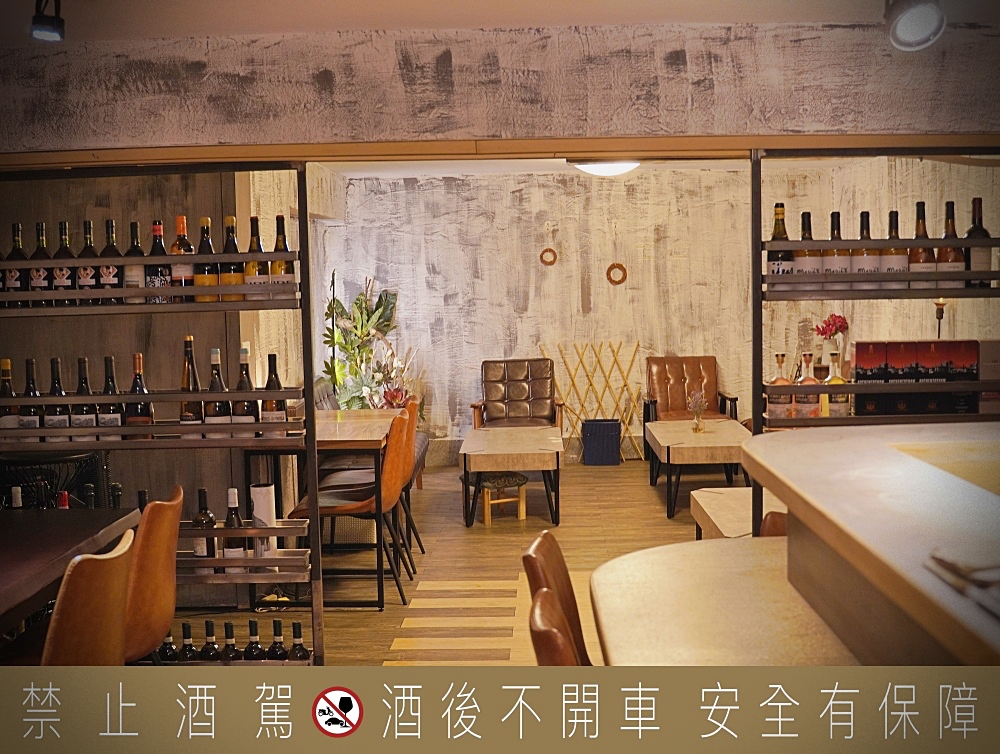 ONCE Cafe&Bar｜西門町酒吧推薦｜高達200隻琴酒下午就開喝，酒香提拉米蘇超推