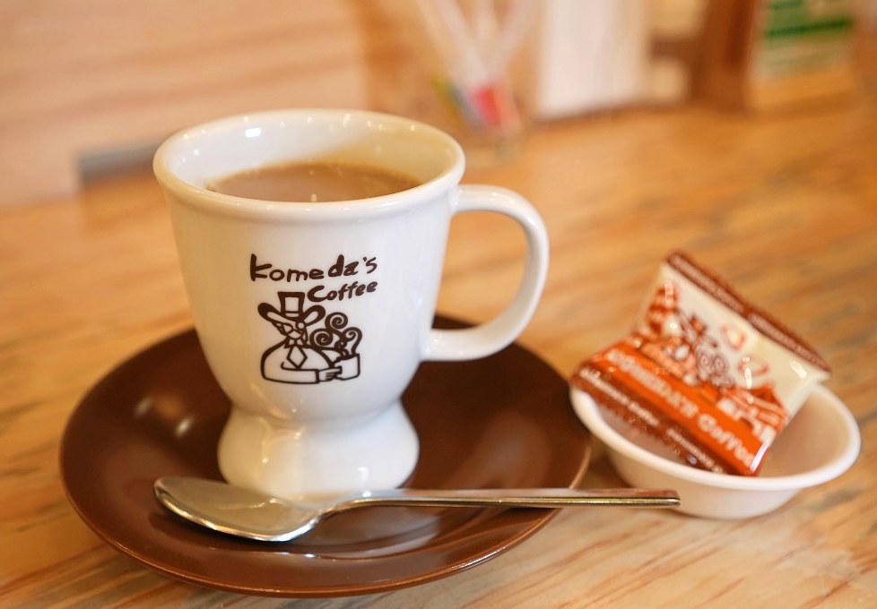 客美多咖啡 komeda‘s coffee  東興店｜來自名古屋的日式咖啡廳｜期間限定甜點焦糖瑪奇朵冰與火