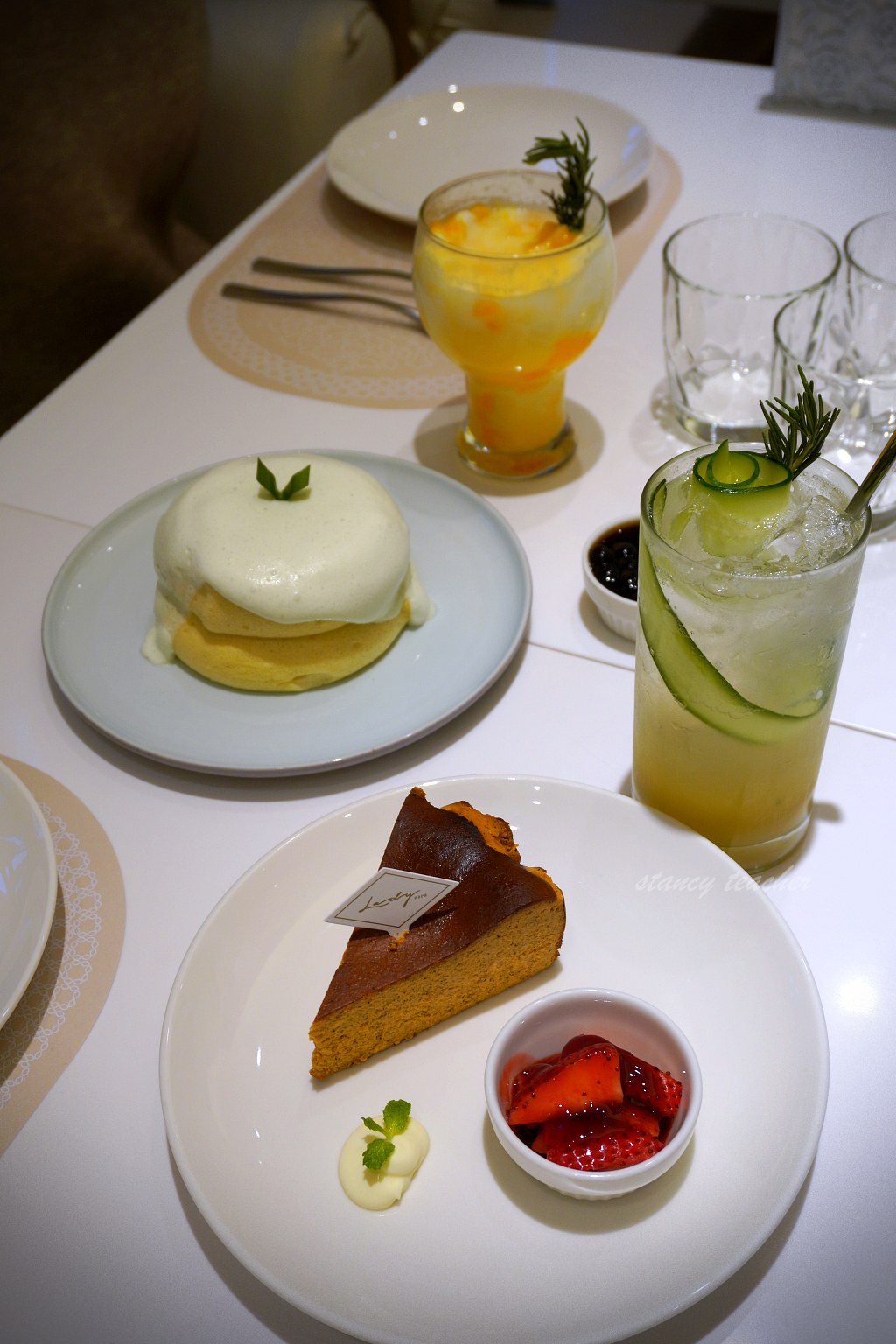 Lady nara 曼谷新泰式料理 台北統一時代店，來份創意泰式甜點享受偽出國的午後時光。