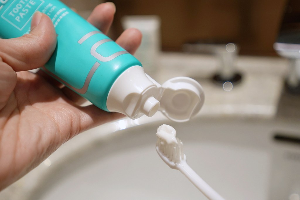 睿爾鈣牙膏｜不會辣的薄荷牙膏，草本萃取照護全家人的牙周健康