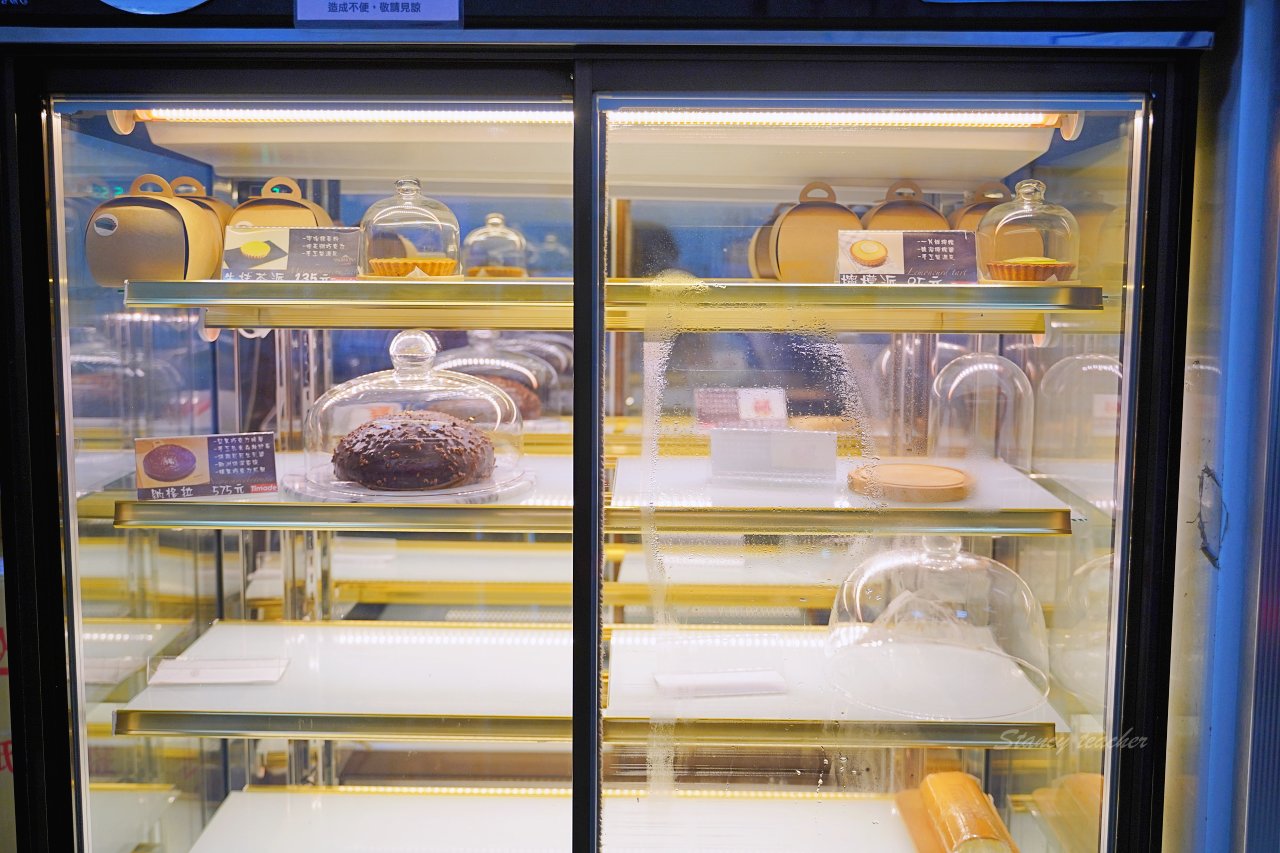 花蓮團購名產 弘宇蛋糕專賣店｜自帶打光鏡面的芋泥奶酪蛋糕，一大條沈甸甸超級多料！