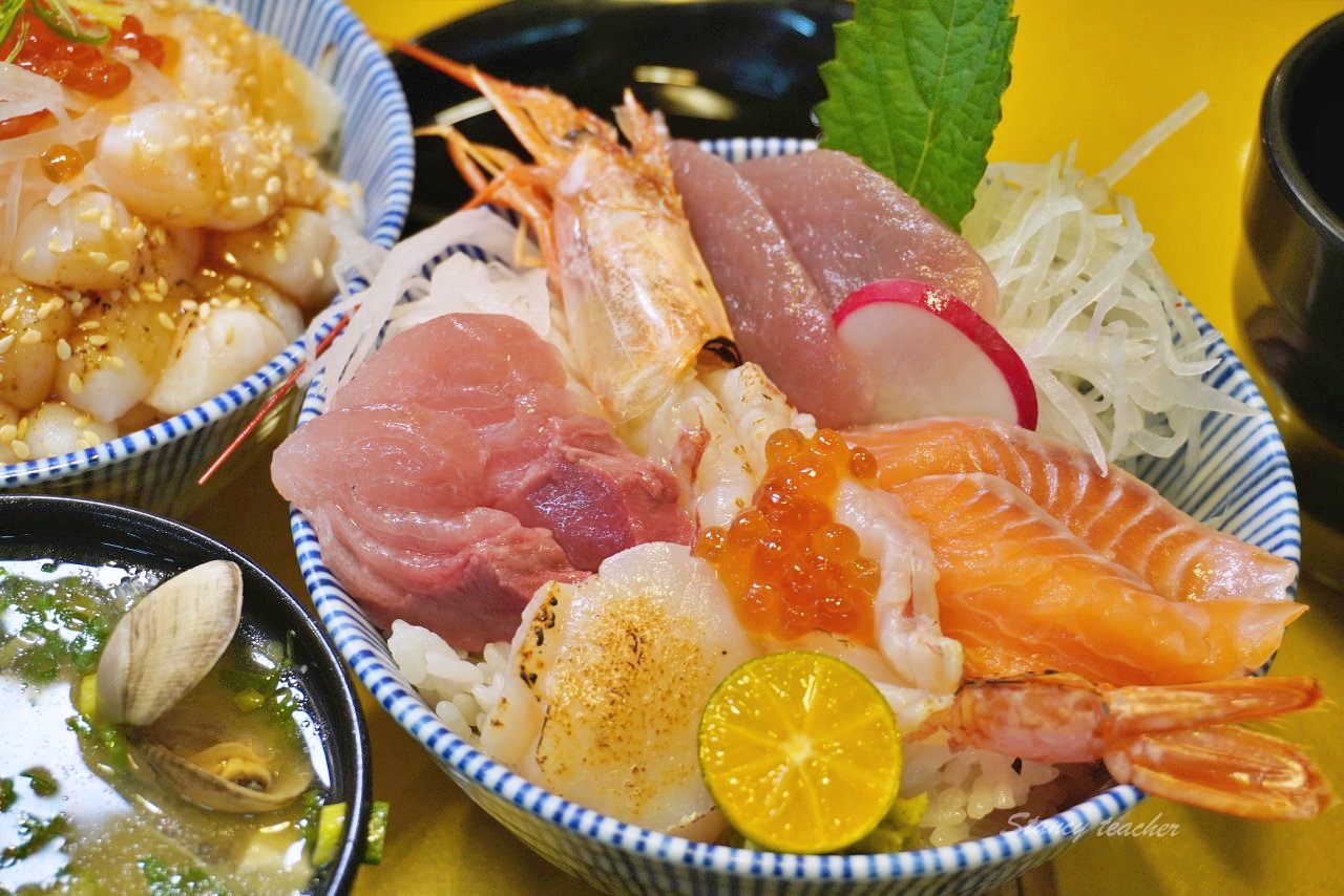 定食8 出示學生證免費吃香Ｑ關山米飯、鮮魚味噌湯，新品比目魚邊鰭海鮮丼 260元