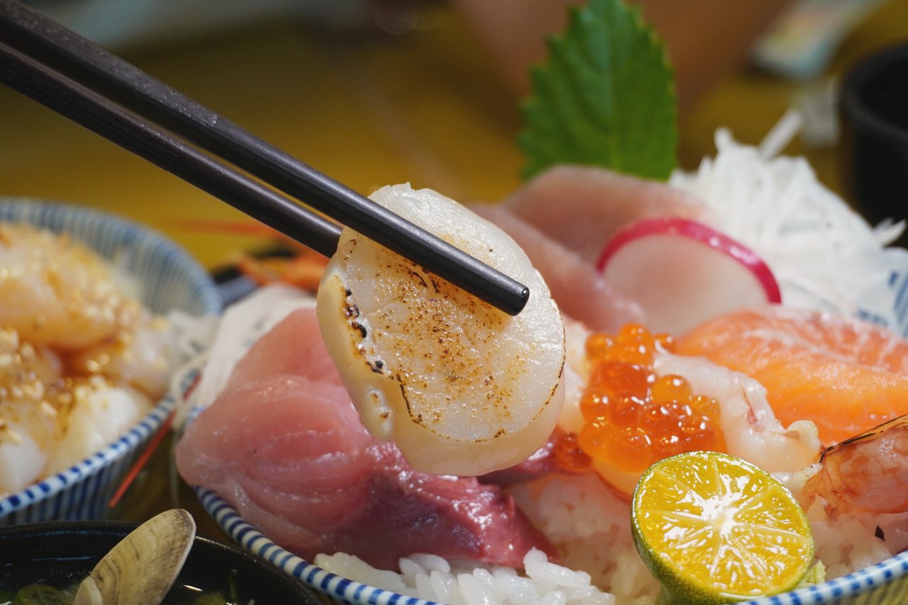 定食8 出示學生證免費吃香Ｑ關山米飯、鮮魚味噌湯，新品比目魚邊鰭海鮮丼 260元