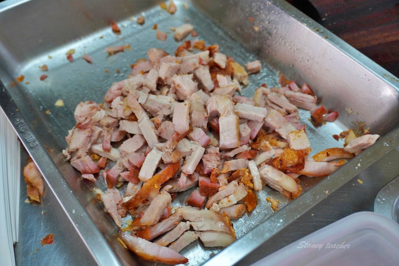 台南阿英越南烤乳豬 我把阿英給吃了 咔滋咔滋脆乳豬 搭配越南醃菜酸爽夠味
