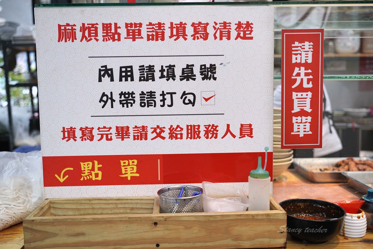 花蓮慶豐麵店 主打扁食麵料多味美，各式小菜醃燻滷味才是重點 太晚來就賣光吃不到