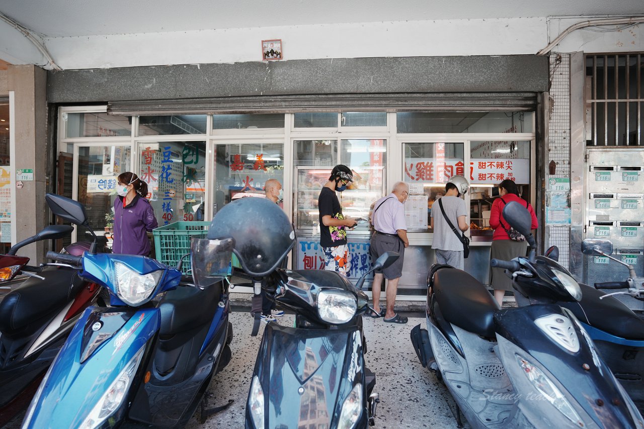 侯家火雞肉飯 · 冰品 南港東新路排隊便當店  30年老店不只賣便當 豆花跟剉冰也有賣