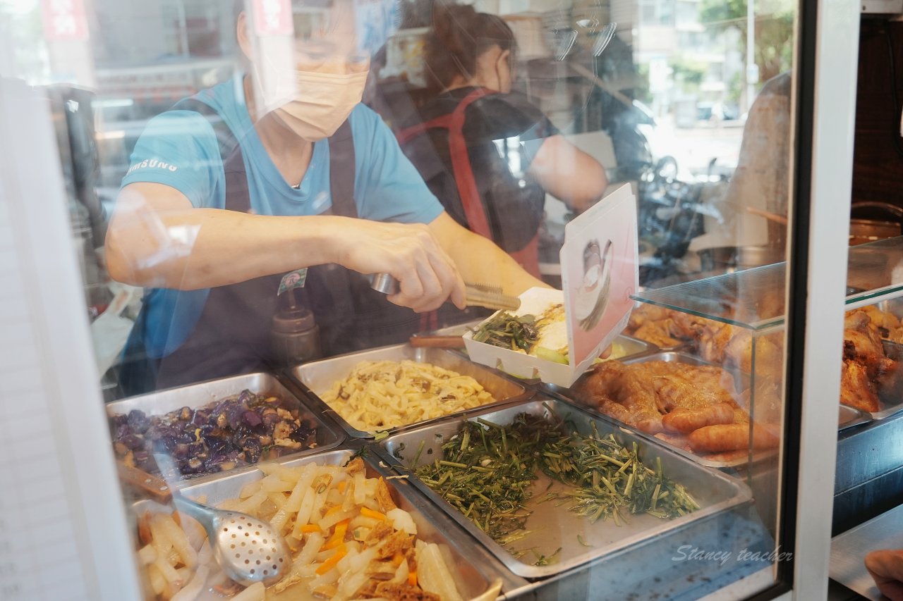 侯家火雞肉飯 · 冰品 南港東新路排隊便當店  30年老店不只賣便當 豆花跟剉冰也有賣