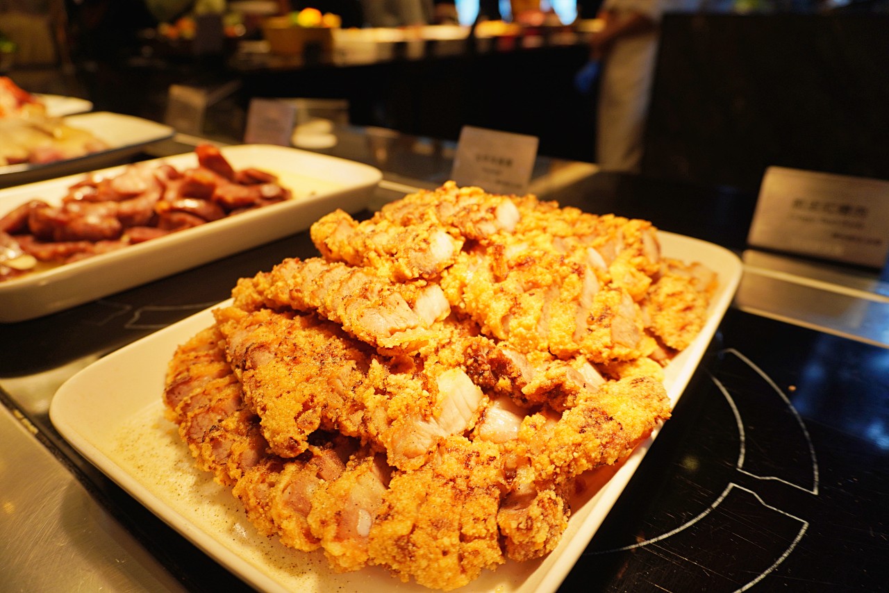 漢來海港餐廳天母店，天母SOGO吃到飽中午時段就有廣島牡蠣 三點蟹 生魚片無限吃，甜點也很厲害