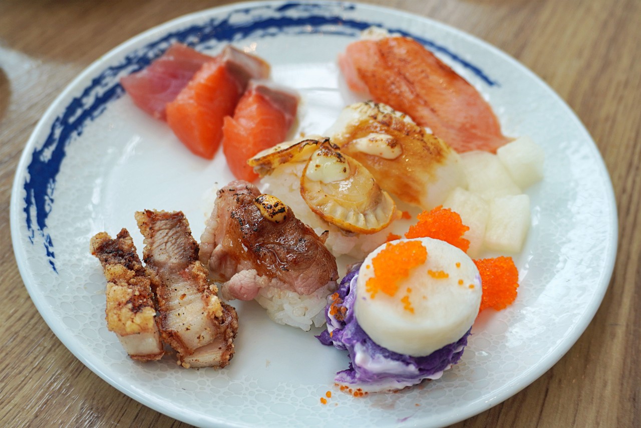 漢來海港餐廳天母店，天母SOGO吃到飽中午時段就有廣島牡蠣 三點蟹 生魚片無限吃，甜點也很厲害
