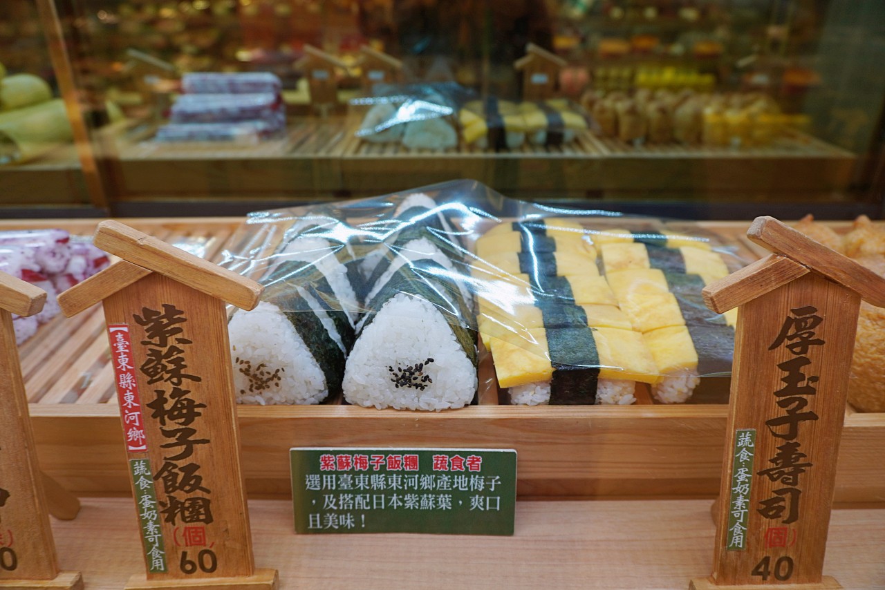 米達人壽司 百貨公司銅板價日料選用台東池上米軟Q彈牙口味超多，大推四十年招牌滿月壽司