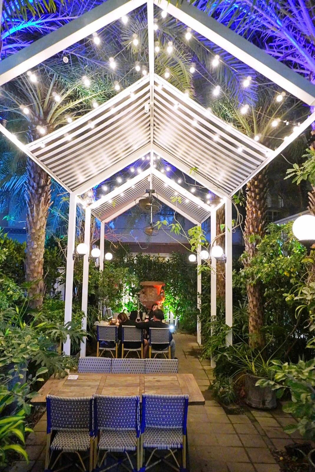 雛菊DAISY VILLA餐酒館-高雄青海店，叢林峇里島風格，美好的放鬆氣氛就像在國外度假