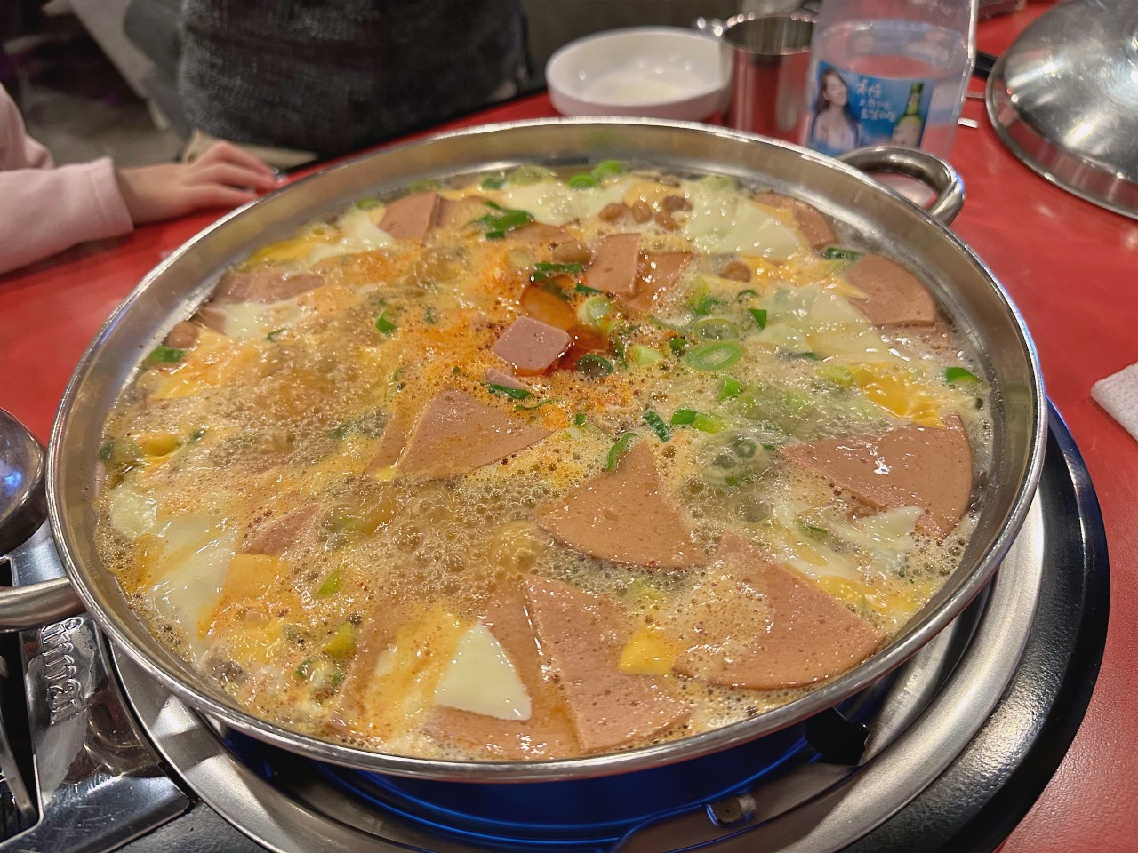 2023韓國必吃 Nolbu Budagejjigae 挪夫布部隊鍋，24小時燉煮牛骨湯與火腿香腸完美結合