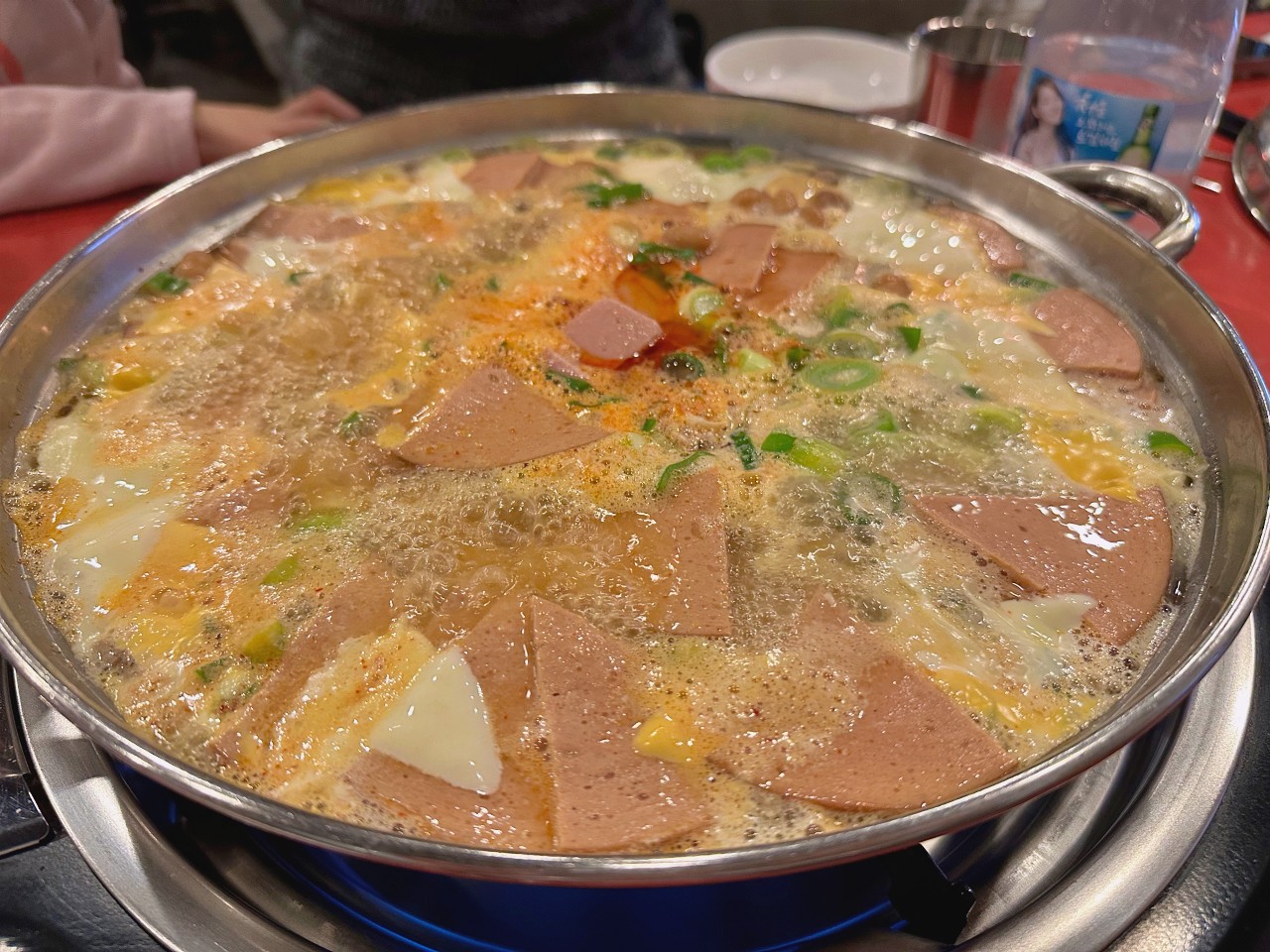 2023韓國必吃 Nolbu Budagejjigae 挪夫布部隊鍋，24小時燉煮牛骨湯與火腿香腸完美結合