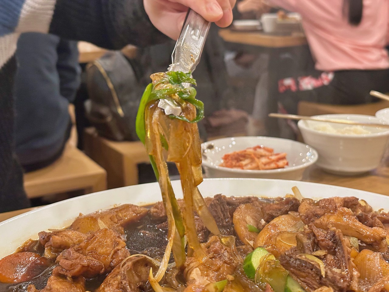 2023韓國首爾必吃 鳳雛燉雞鐘路店，正宗安東醬油燉煮的大盤雞，醬汁拌飯超迷人寬粉香Q帶勁