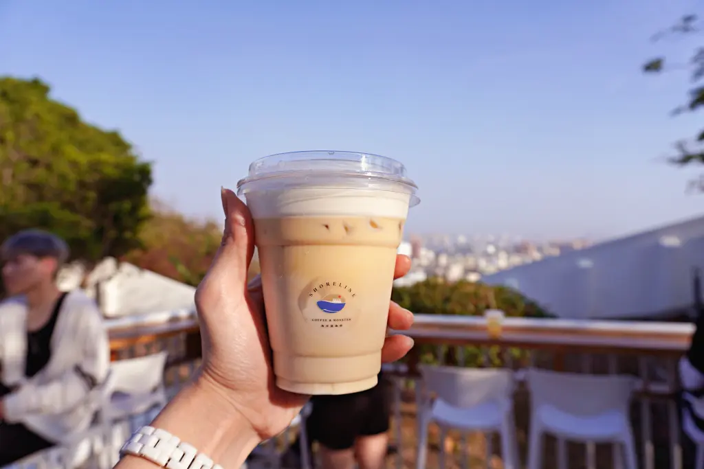 高雄燈塔海岸線咖啡Shoreline Coffee & Roaster，制高點往下看就是南台灣的小希臘