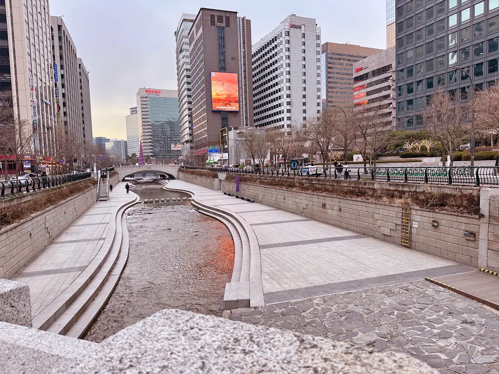 韓國首爾清溪川 清溪川廣場，首爾市中心裡的寧靜聖地情侶約會免費景點