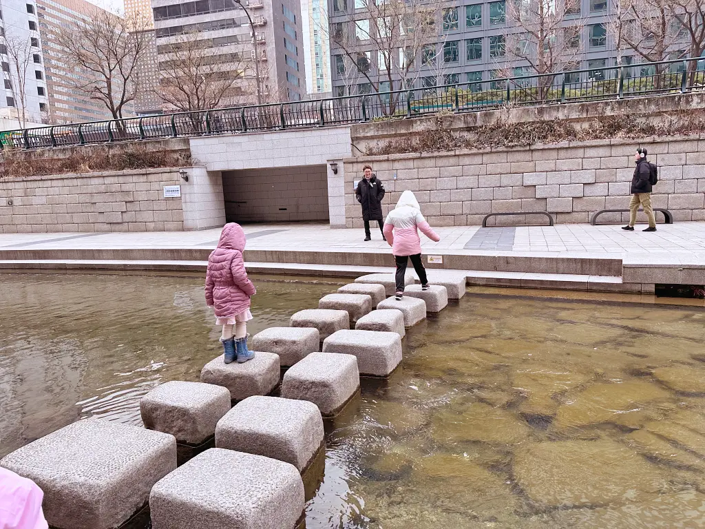 韓國首爾清溪川 清溪川廣場，首爾市中心裡的寧靜聖地情侶約會免費景點