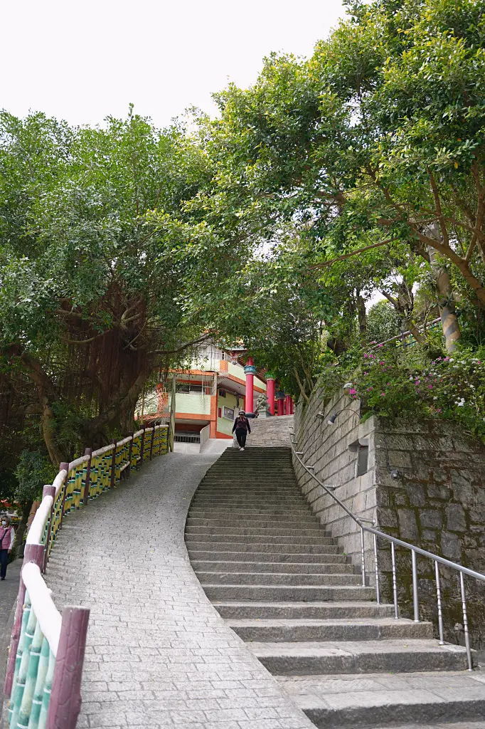 碧山巖開漳聖王廟，台北市最美夜景廟宇咖啡屋隨喜咖啡有喝有保庇