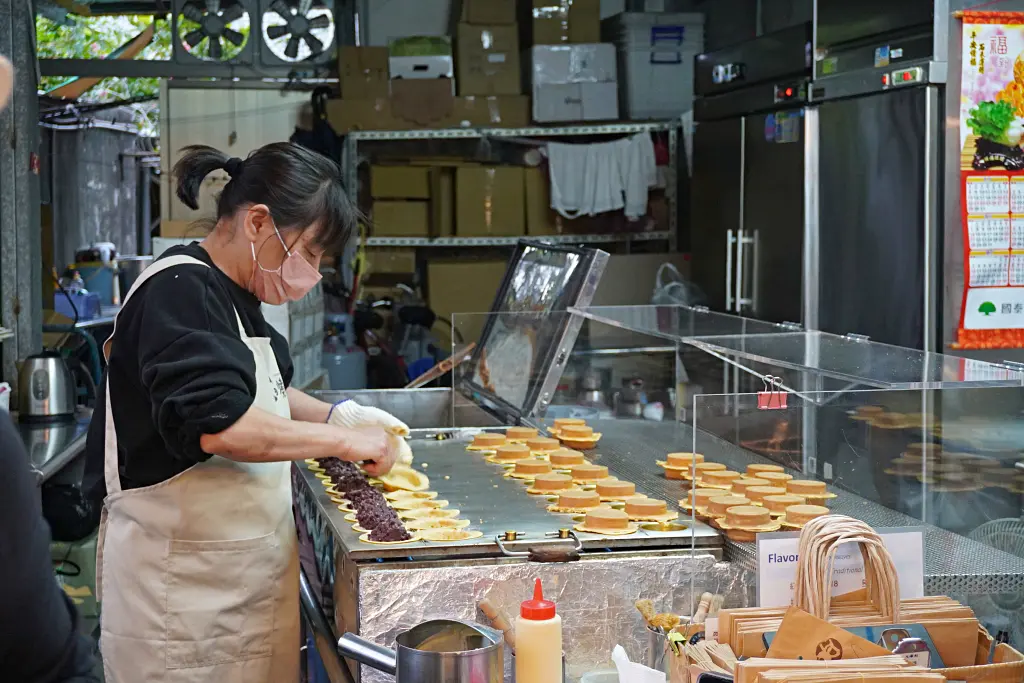 月之燒紅豆餅 芝山捷運站銅板美食 超爆料紅豆餅 鹹甜口味都好吃（菜單）