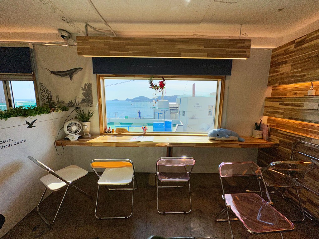 白險灘文化壁畫村 無人咖啡廳 韓國版聖托里尼大片玻璃窗海岸美景舒適文青小秘境