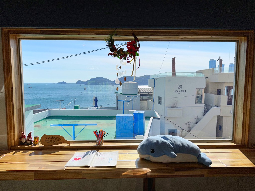 白險灘文化壁畫村 無人咖啡廳 韓國版聖托里尼大片玻璃窗海岸美景舒適文青小秘境