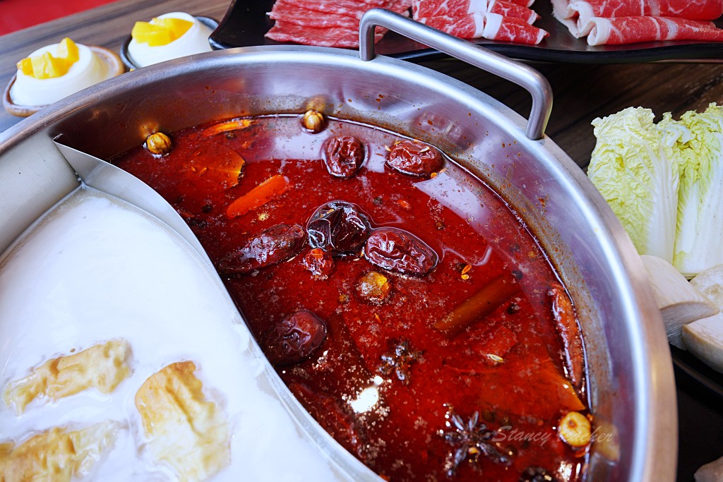 辛巴適麻辣鍋 |  季節限定榴蓮火鍋吃到飽，滿滿的南洋風味涮肉肉好滿足