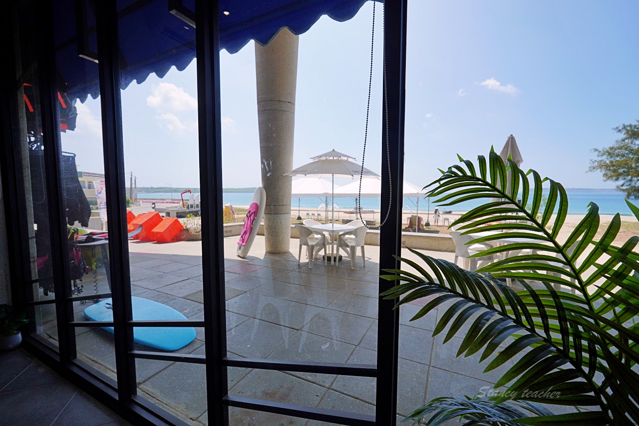 時咖啡 SHILICAFE｜澎湖寵物友善海景咖啡廳待在冷氣房就可以欣賞藍天白雲浪花海景