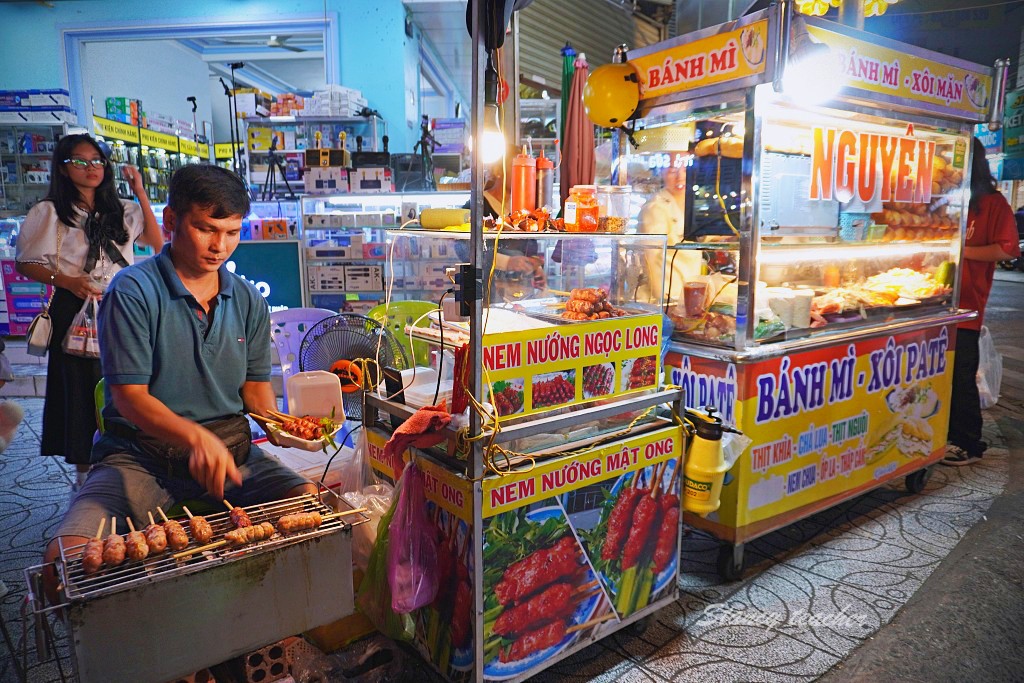富國島景點｜陽東夜市富國島最大夜市富國夜市，超好吃的越南三明治、椰子冰、新鮮胡椒粒這裡全都有