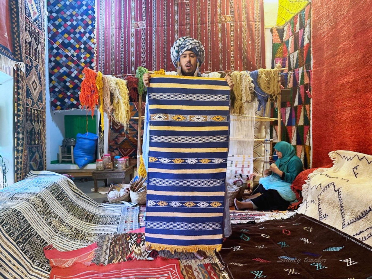 摩洛哥必買伴手禮推薦｜摩洛哥最好買的城市是哪裡？化石、地毯、阿甘油、玫瑰水、瓷器、皮件一次買爆！