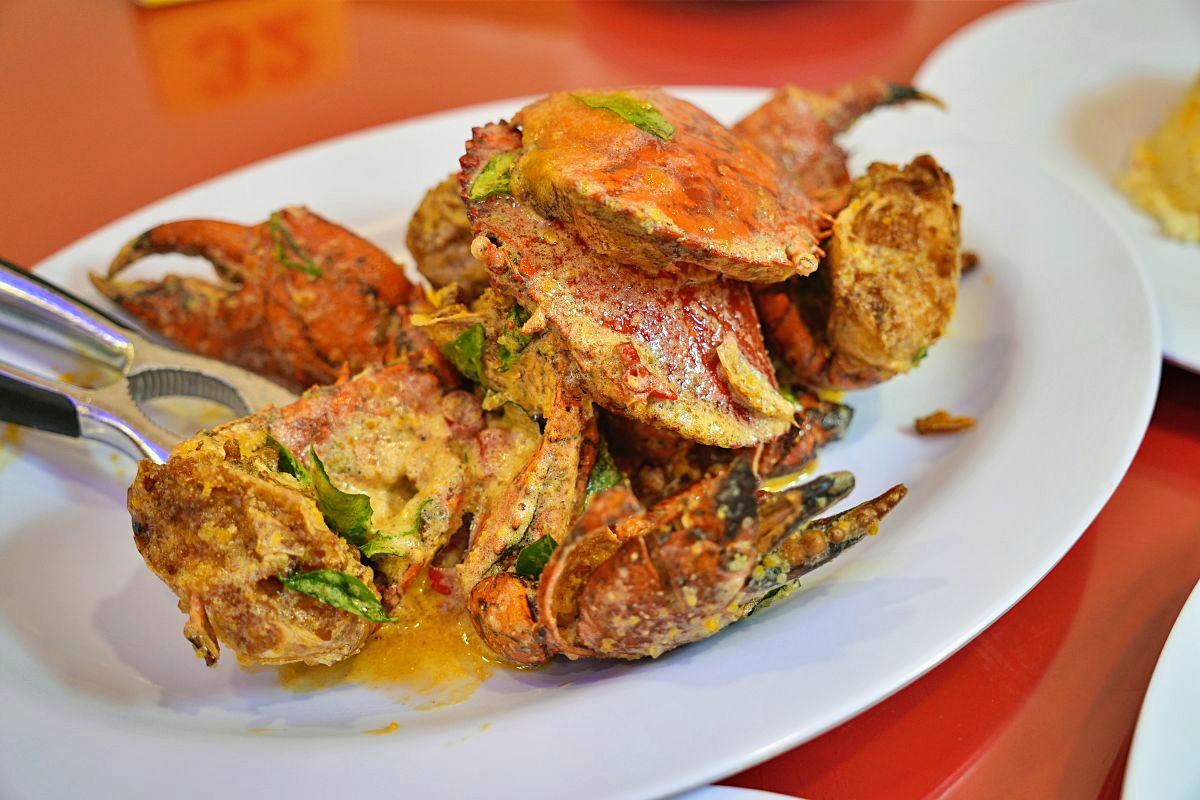 沙巴海鮮餐廳-大茄來海鮮餐廳，生意好到一整條街區全是他們家，海鮮熱炒好吃但炒飯有雷