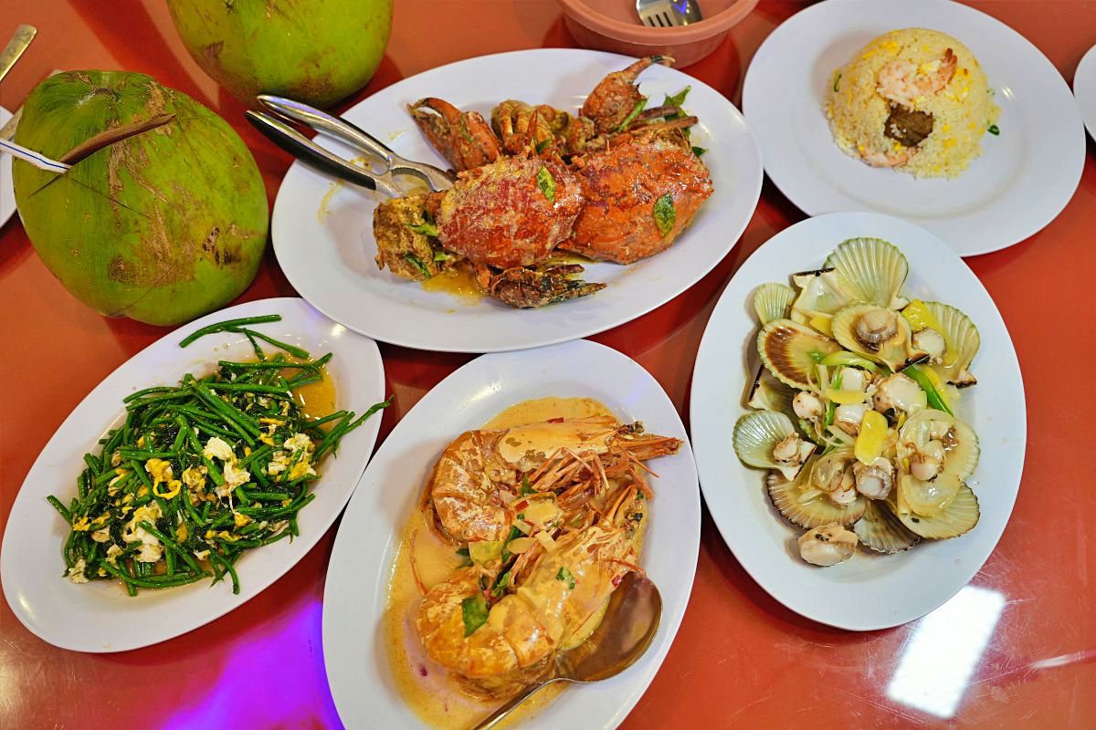 沙巴海鮮餐廳-大茄來海鮮餐廳，生意好到一整條街區全是他們家，海鮮熱炒好吃但炒飯有雷
