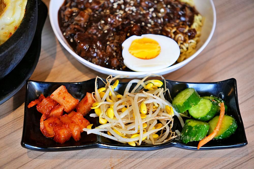 阿里郎韓式小館-台中西區韓式料理，韓國華僑正宗韓味用餐時間人潮滿座平價好吃