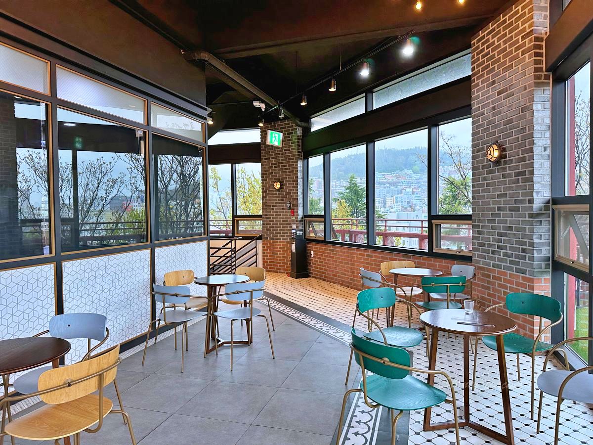 釜山塔(鑽石塔)，四樓咖啡廳不限時聊天賞景雨天備案，遊客好少氣氛超棒。